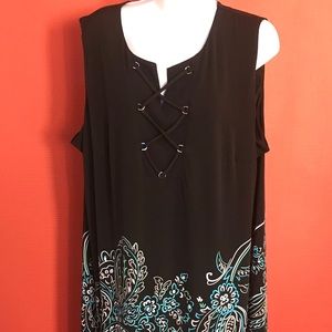 Beautiful sleeveless dress w/ great details.